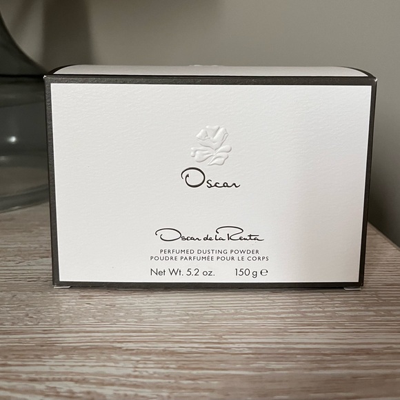 Oscar de la Renta Dusting Powder - Picture 4 of 5